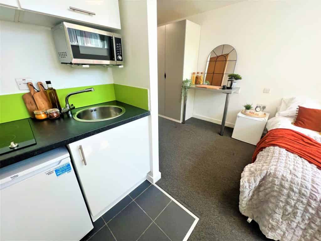 Common Area?w=400&h=260&fit=crop&q=40&auto=format&trim=auto