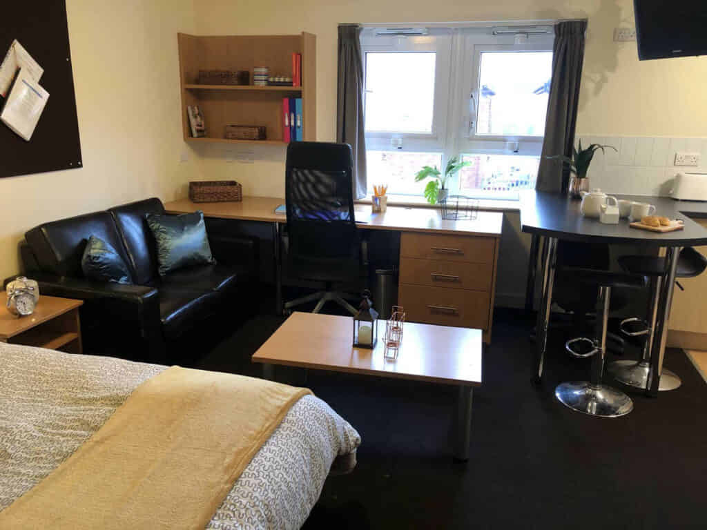 Exterior?w=400&h=260&fit=crop&q=40&auto=format&trim=auto