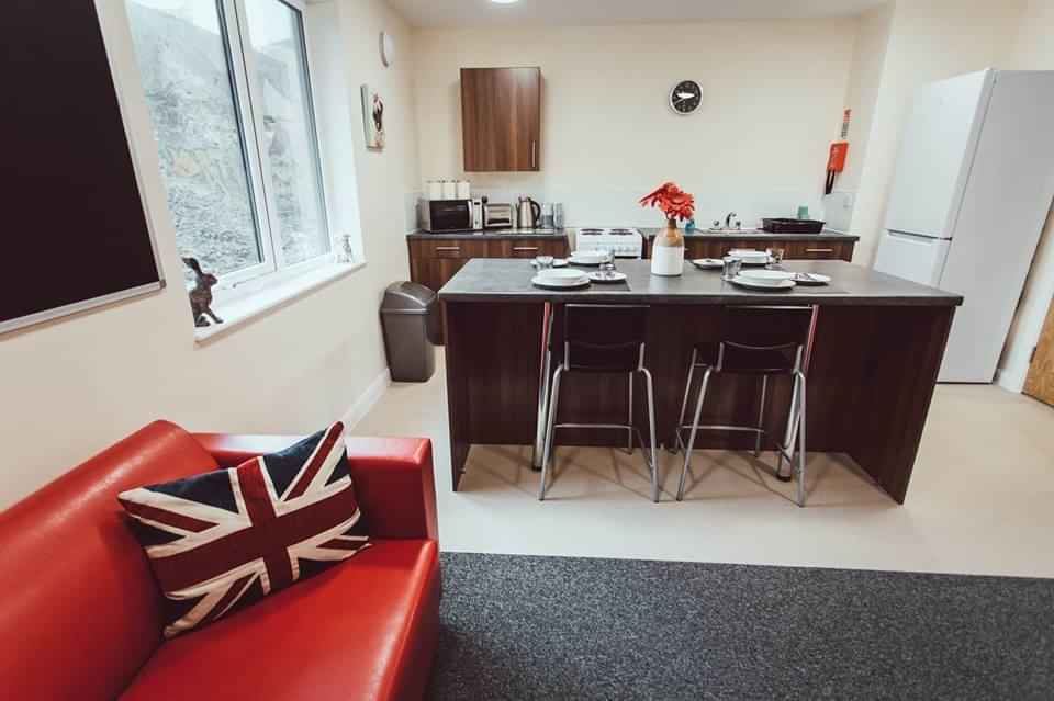 Exterior?w=400&h=260&fit=crop&q=40&auto=format&trim=auto