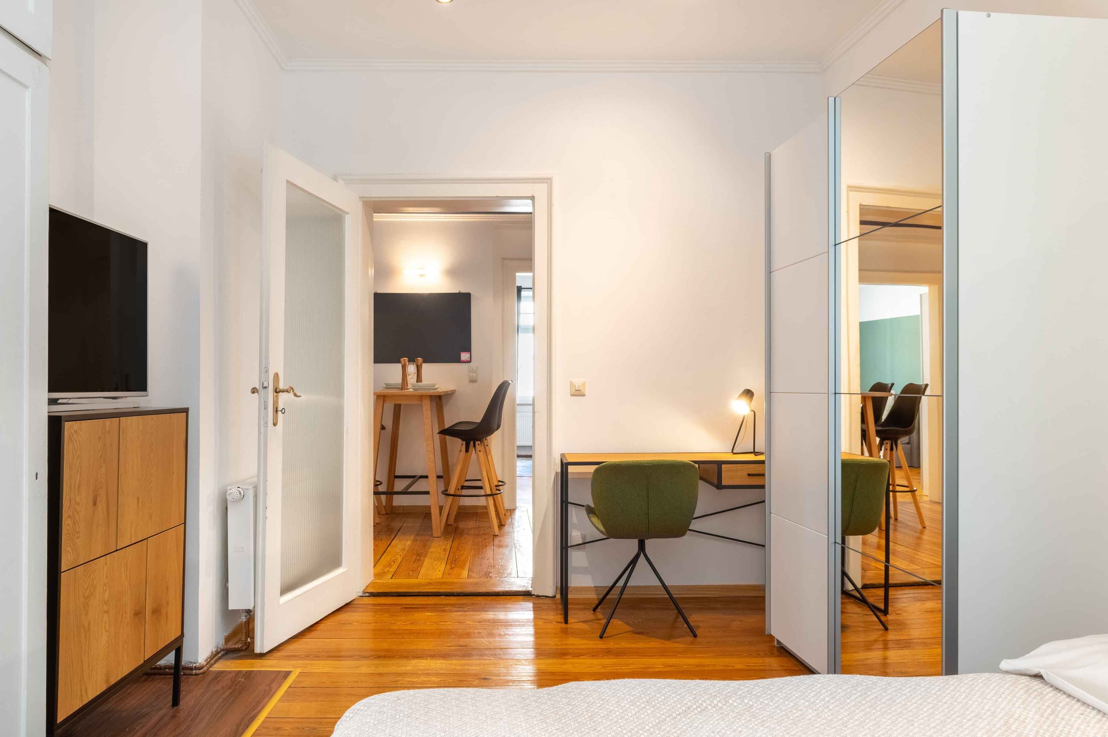 Exterior?w=400&h=260&fit=crop&q=40&auto=format&trim=auto