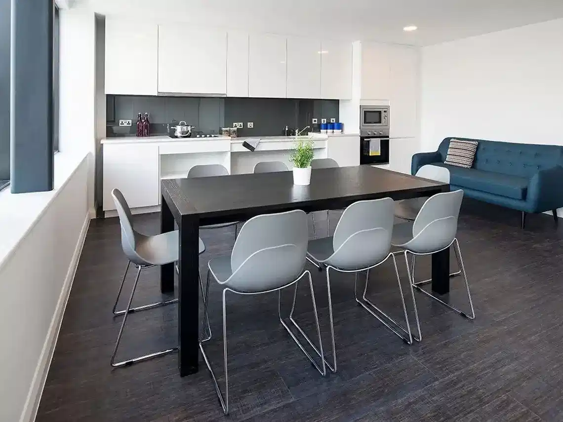 Common Area?w=400&h=260&fit=crop&q=40&auto=format&trim=auto