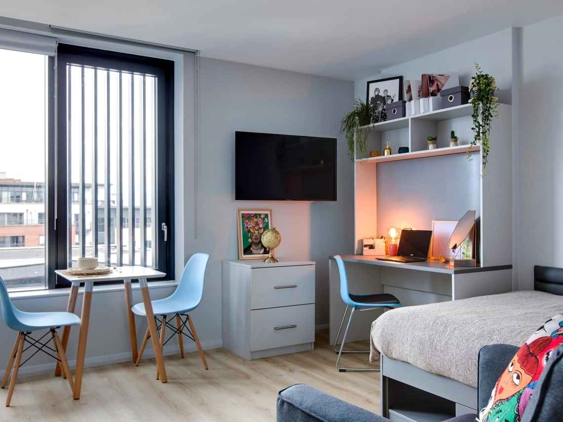 Exterior?w=400&h=260&fit=crop&q=40&auto=format&trim=auto