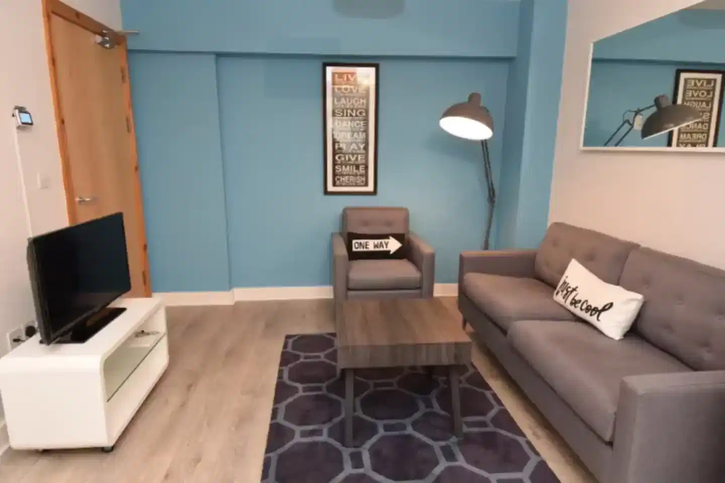 Common Area?w=400&h=260&fit=crop&q=40&auto=format&trim=auto