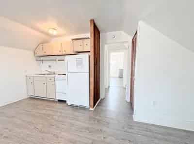 Room?w=400&h=260&fit=crop&q=40&auto=format&trim=auto