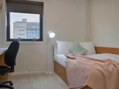 Exterior?w=400&h=260&fit=crop&q=40&auto=format&trim=auto