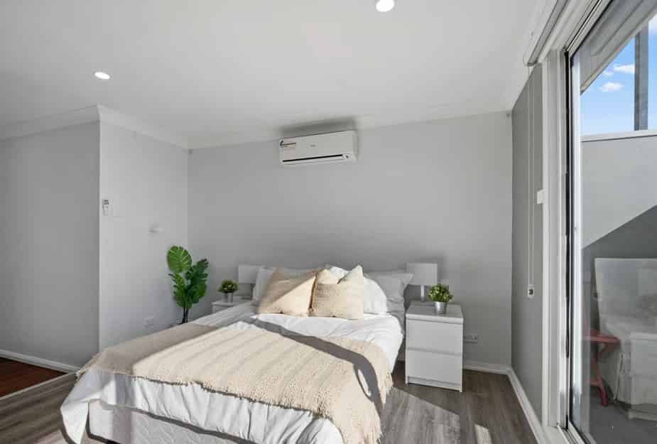 Exterior?w=400&h=260&fit=crop&q=40&auto=format&trim=auto