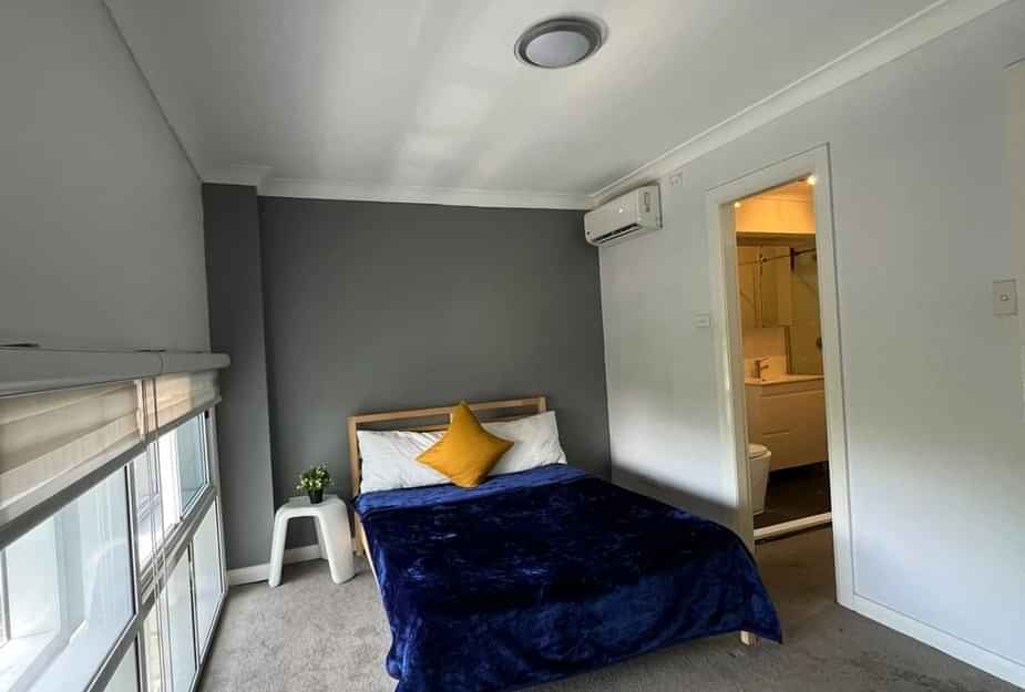 Exterior?w=400&h=260&fit=crop&q=40&auto=format&trim=auto