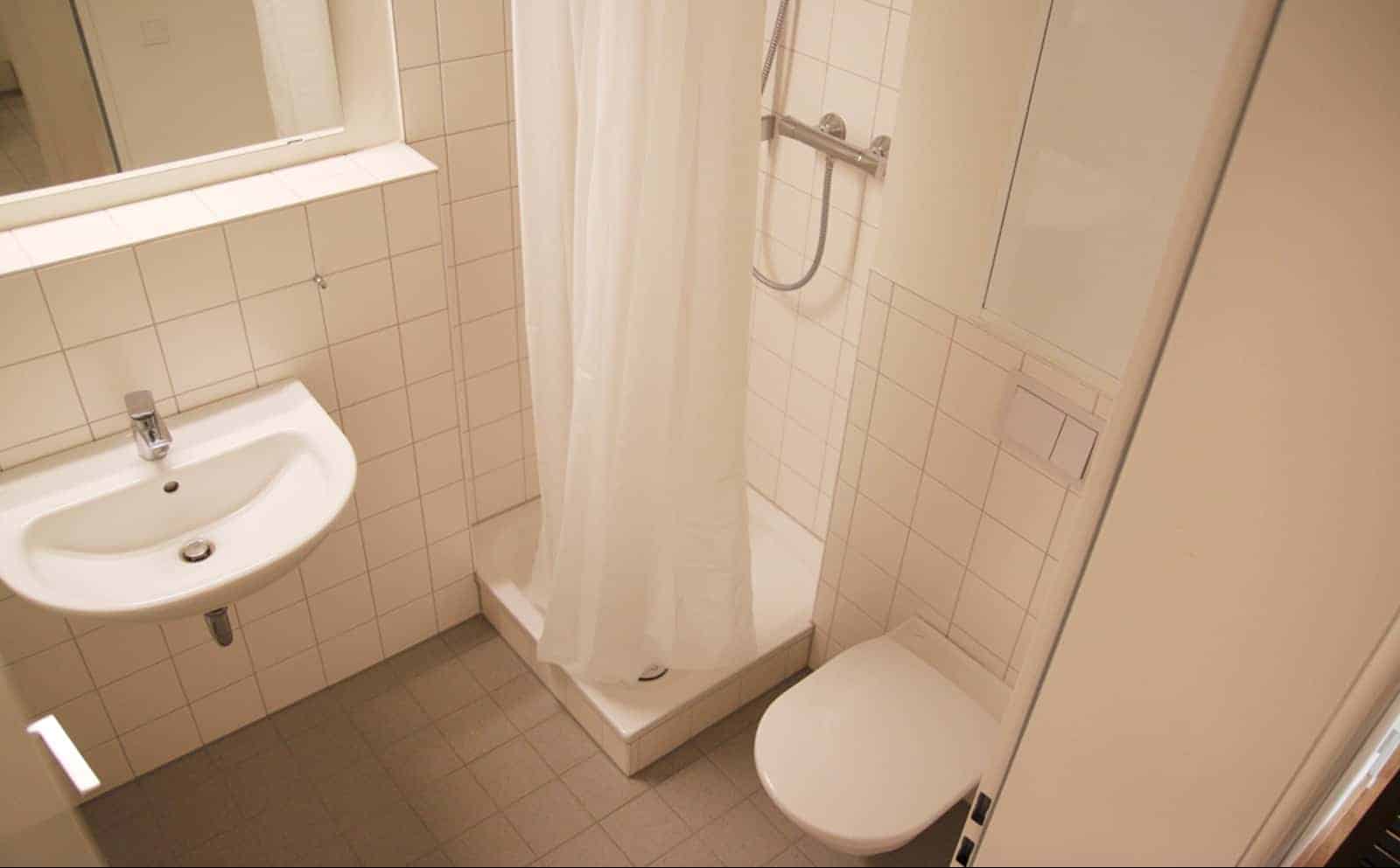 Exterior?w=400&h=260&fit=crop&q=40&auto=format&trim=auto