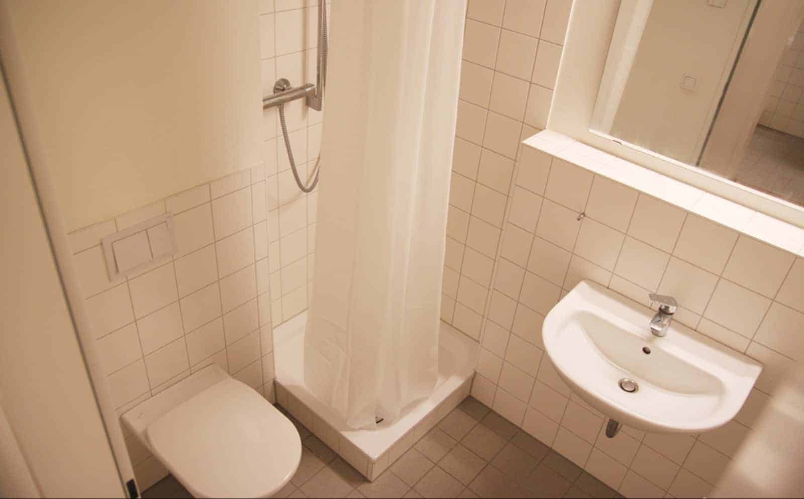 Exterior?w=400&h=260&fit=crop&q=40&auto=format&trim=auto