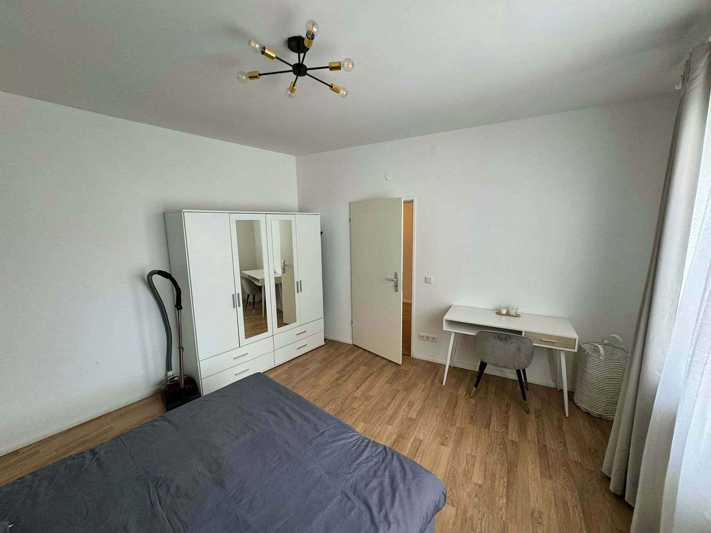 Common Area?w=400&h=260&fit=crop&q=40&auto=format&trim=auto