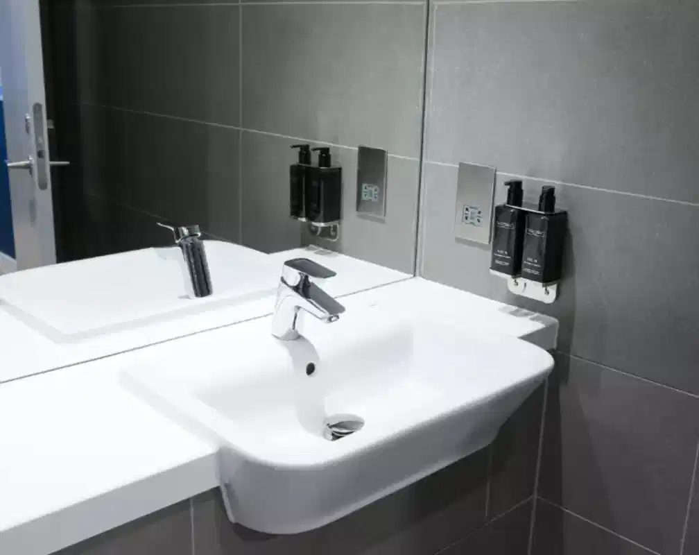 Exterior?w=400&h=260&fit=crop&q=40&auto=format&trim=auto