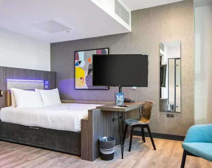 Bathroom?w=400&h=260&fit=crop&q=40&auto=format&trim=auto