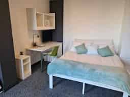 Common Area?w=400&h=260&fit=crop&q=40&auto=format&trim=auto