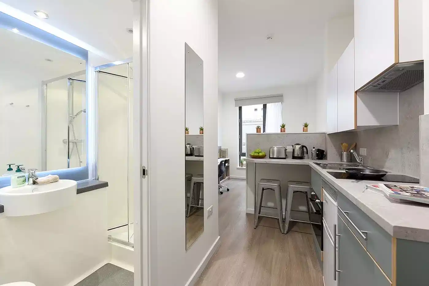 Exterior?w=400&h=260&fit=crop&q=40&auto=format&trim=auto