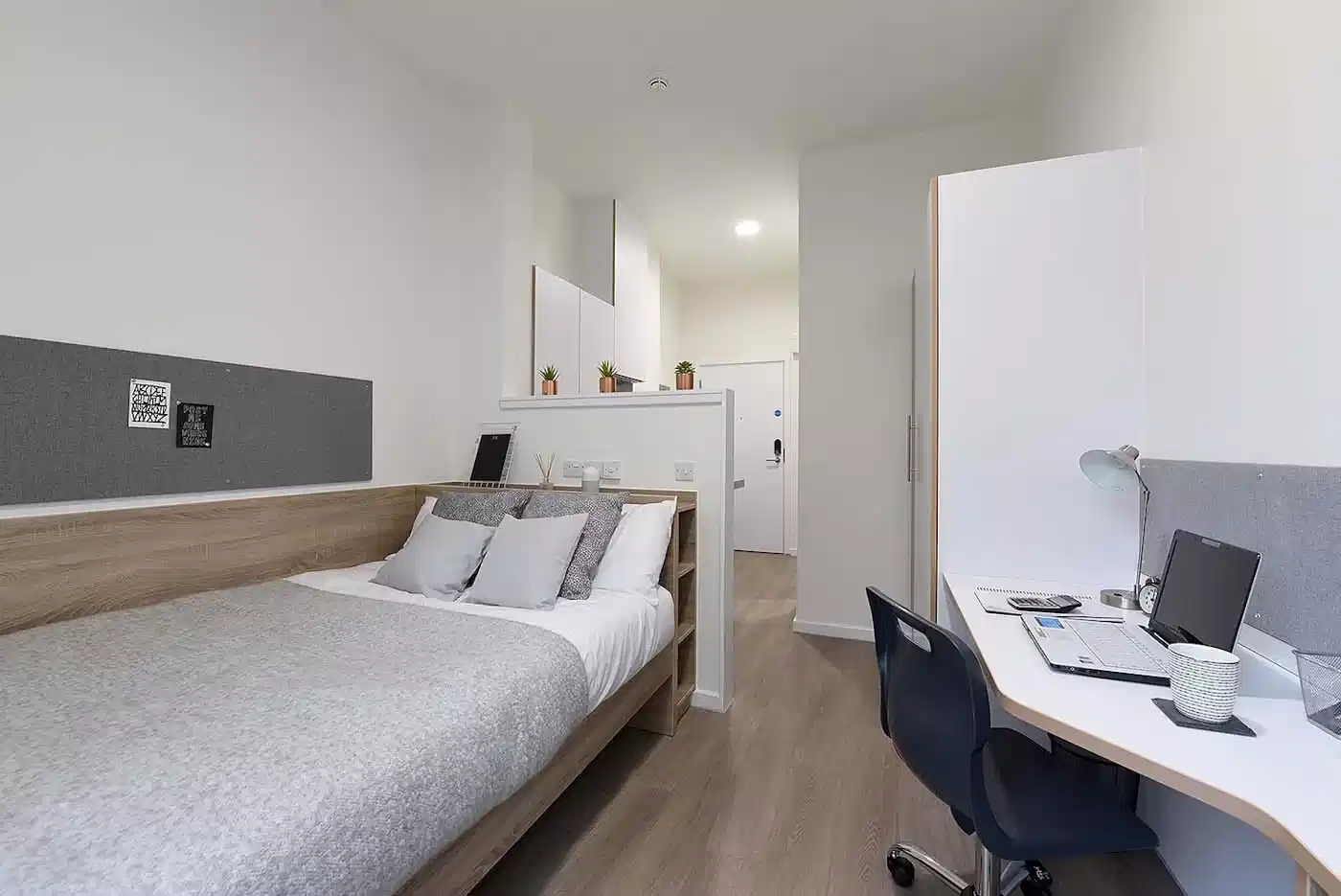 Exterior?w=400&h=260&fit=crop&q=40&auto=format&trim=auto