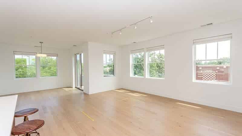 Exterior?w=400&h=260&fit=crop&q=40&auto=format&trim=auto