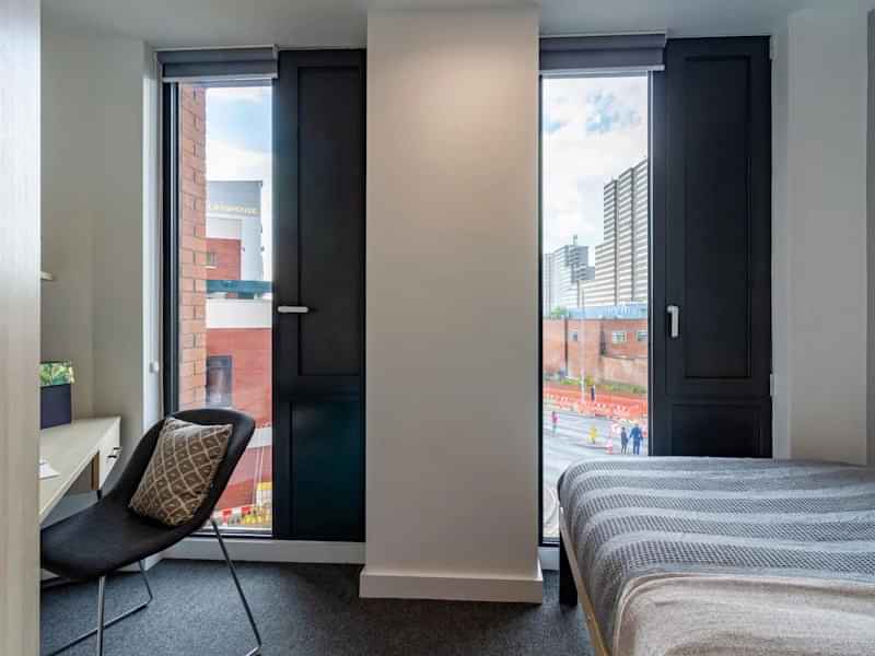 Exterior?w=400&h=260&fit=crop&q=40&auto=format&trim=auto