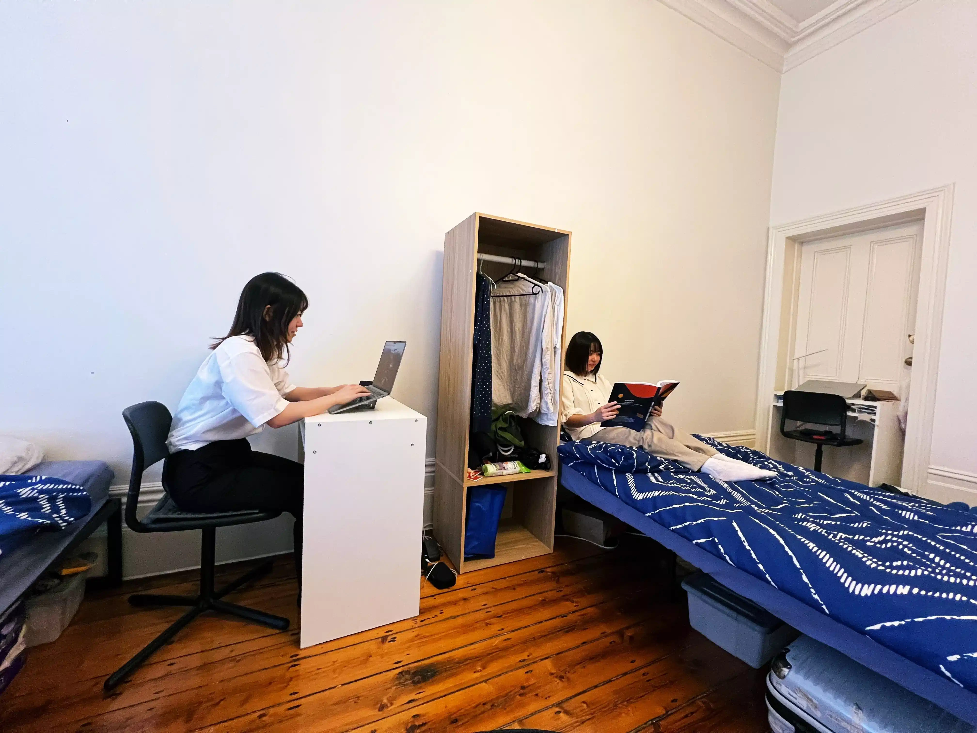 Exterior?w=400&h=260&fit=crop&q=40&auto=format&trim=auto