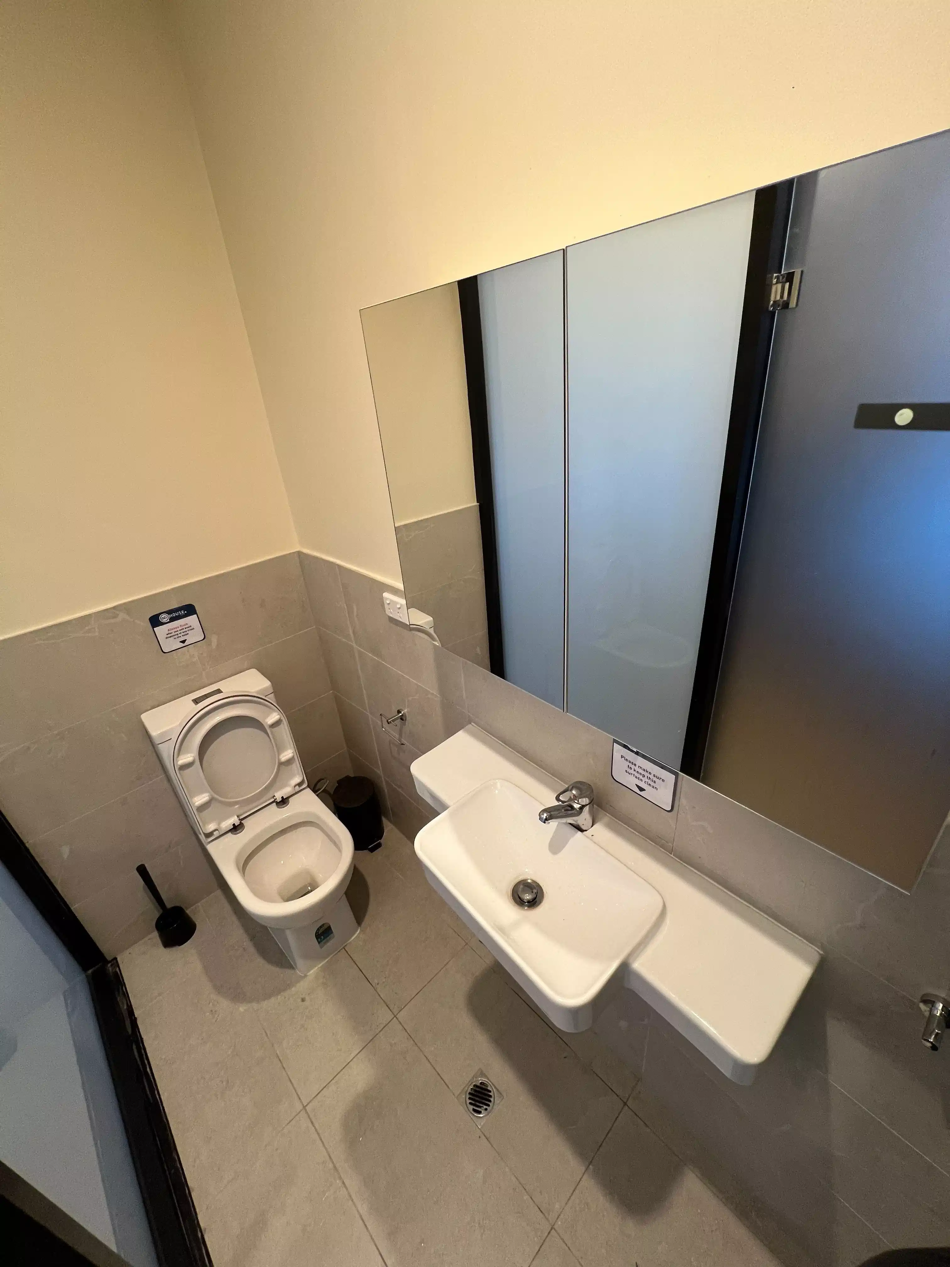 Exterior?w=400&h=260&fit=crop&q=40&auto=format&trim=auto