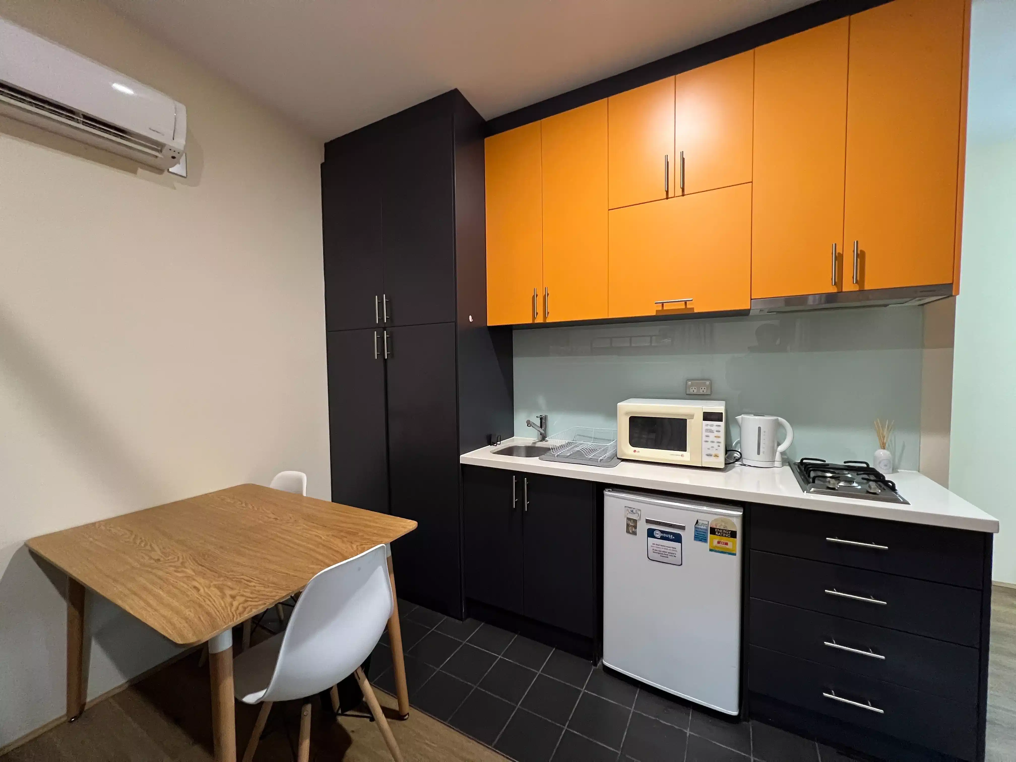 Exterior?w=400&h=260&fit=crop&q=40&auto=format&trim=auto