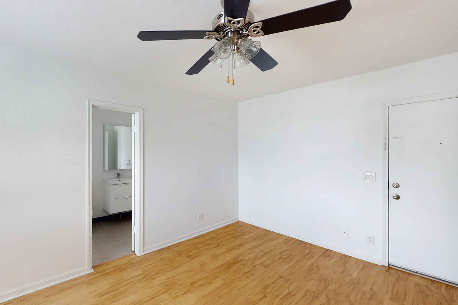 Exterior?w=400&h=260&fit=crop&q=40&auto=format&trim=auto