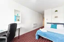 Common Area?w=400&h=260&fit=crop&q=40&auto=format&trim=auto