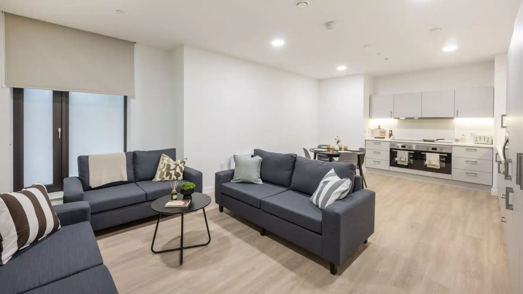 Common Area?w=400&h=260&fit=crop&q=40&auto=format&trim=auto