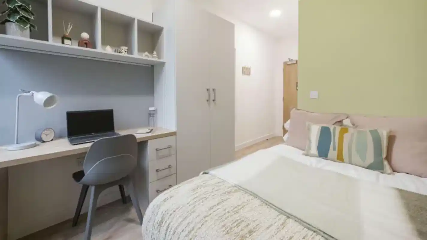 Common Area?w=400&h=260&fit=crop&q=40&auto=format&trim=auto