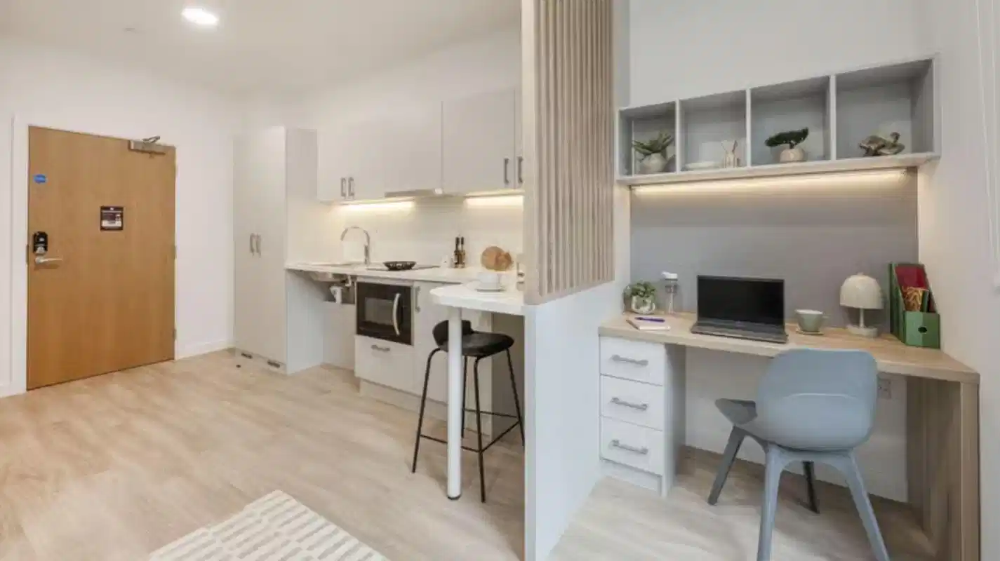 Common Area?w=400&h=260&fit=crop&q=40&auto=format&trim=auto