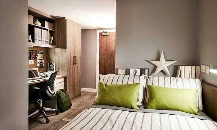Bedroom?w=400&h=260&fit=crop&q=40&auto=format&trim=auto