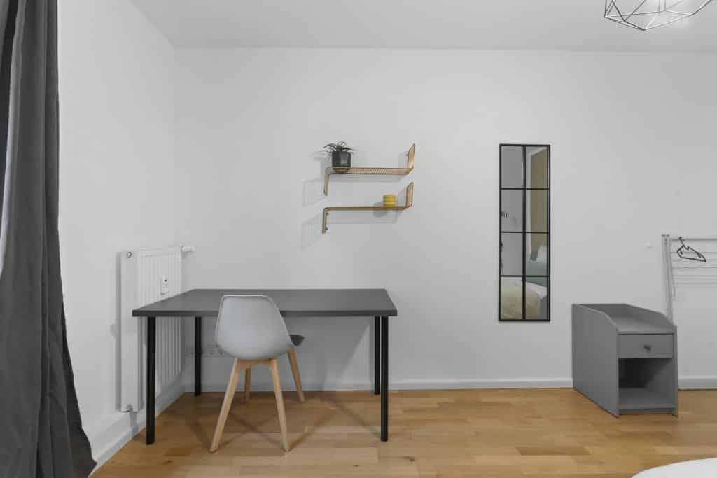 Exterior?w=400&h=260&fit=crop&q=40&auto=format&trim=auto