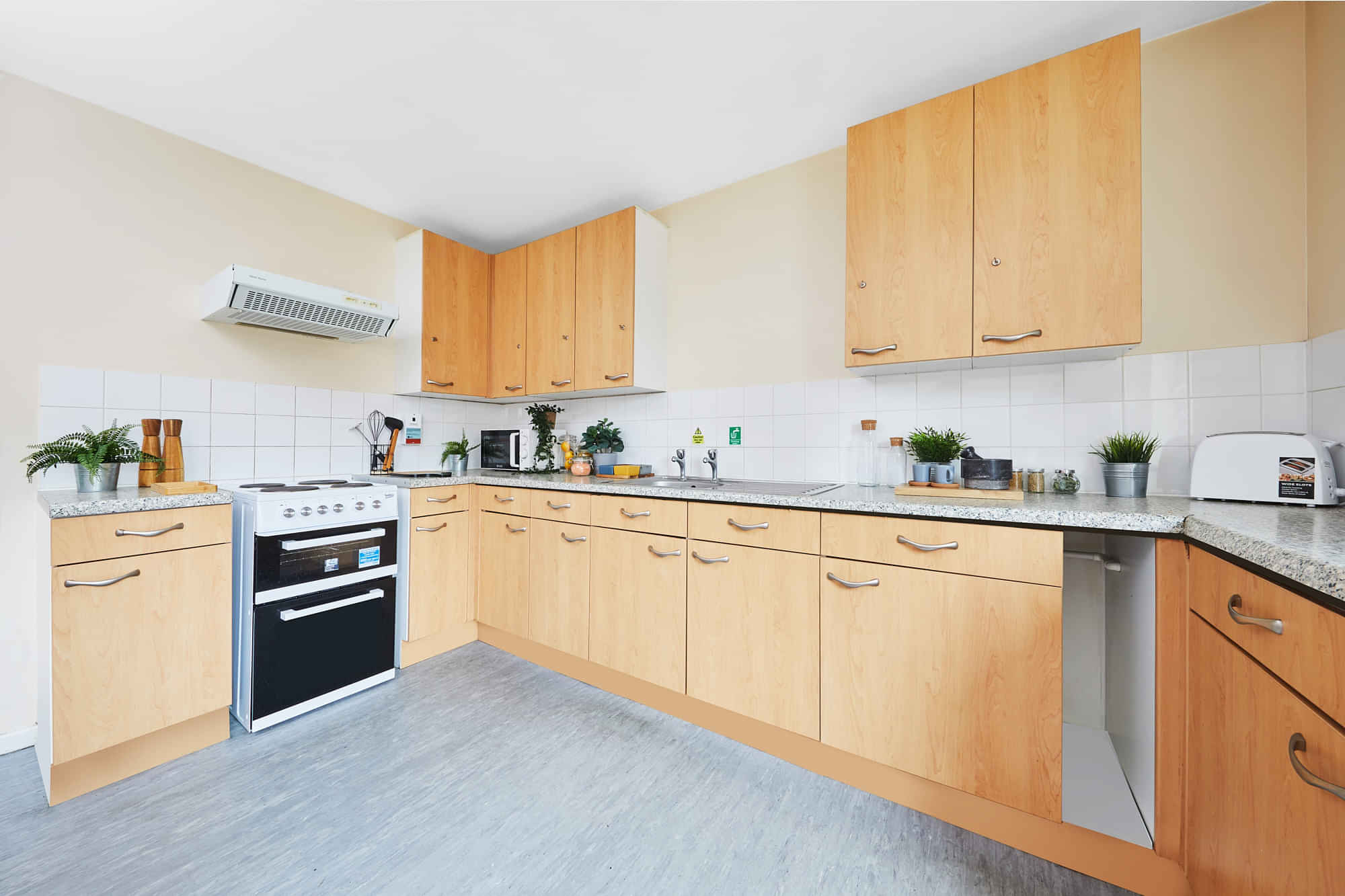 Exterior?w=400&h=260&fit=crop&q=40&auto=format&trim=auto