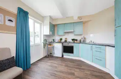 Kitchen?w=400&h=260&fit=crop&q=40&auto=format&trim=auto