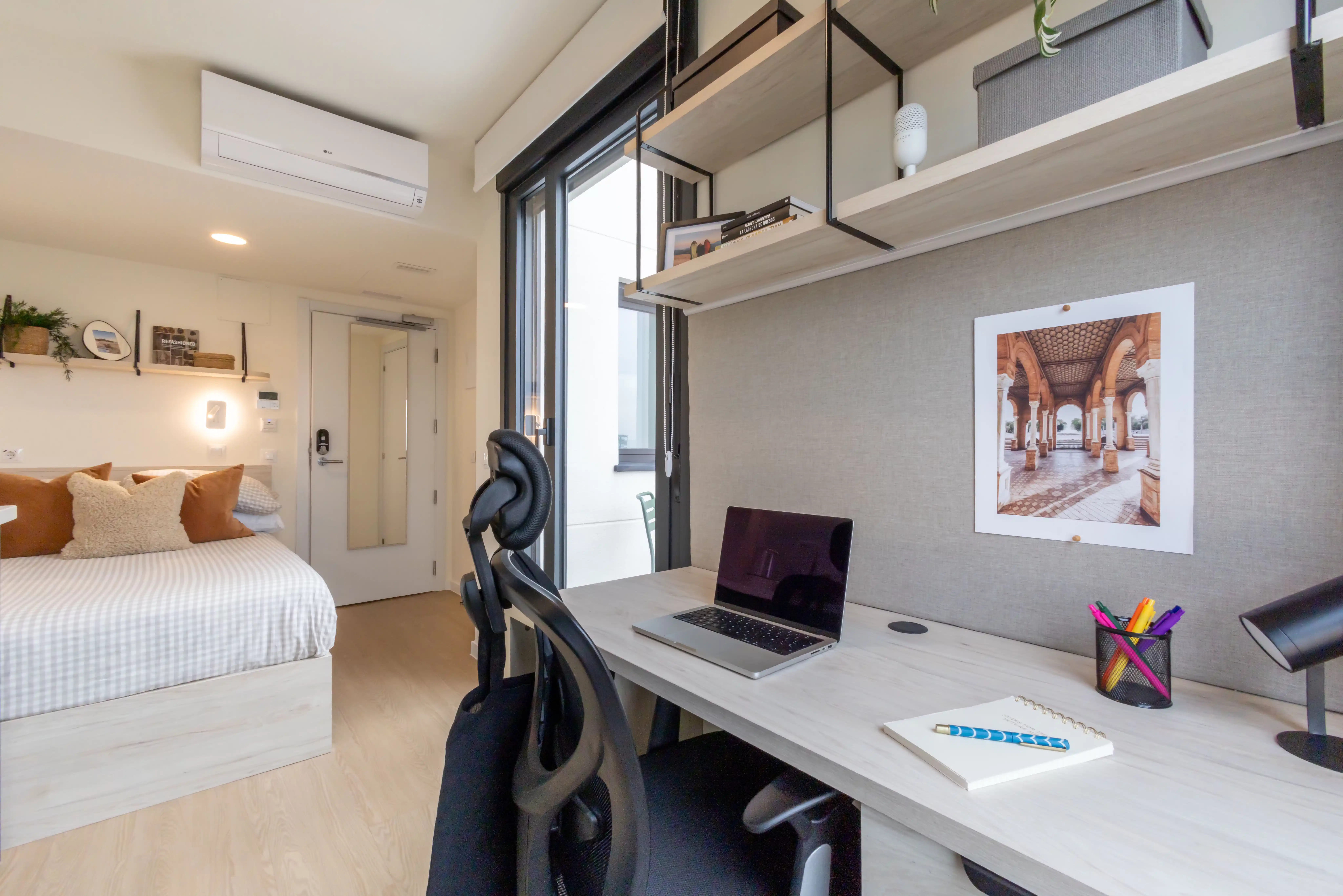 Common Area?w=400&h=260&fit=crop&q=40&auto=format&trim=auto