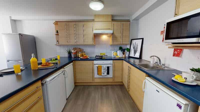 Amenities?w=400&h=260&fit=crop&q=40&auto=format&trim=auto