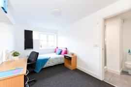 Common Area?w=400&h=260&fit=crop&q=40&auto=format&trim=auto