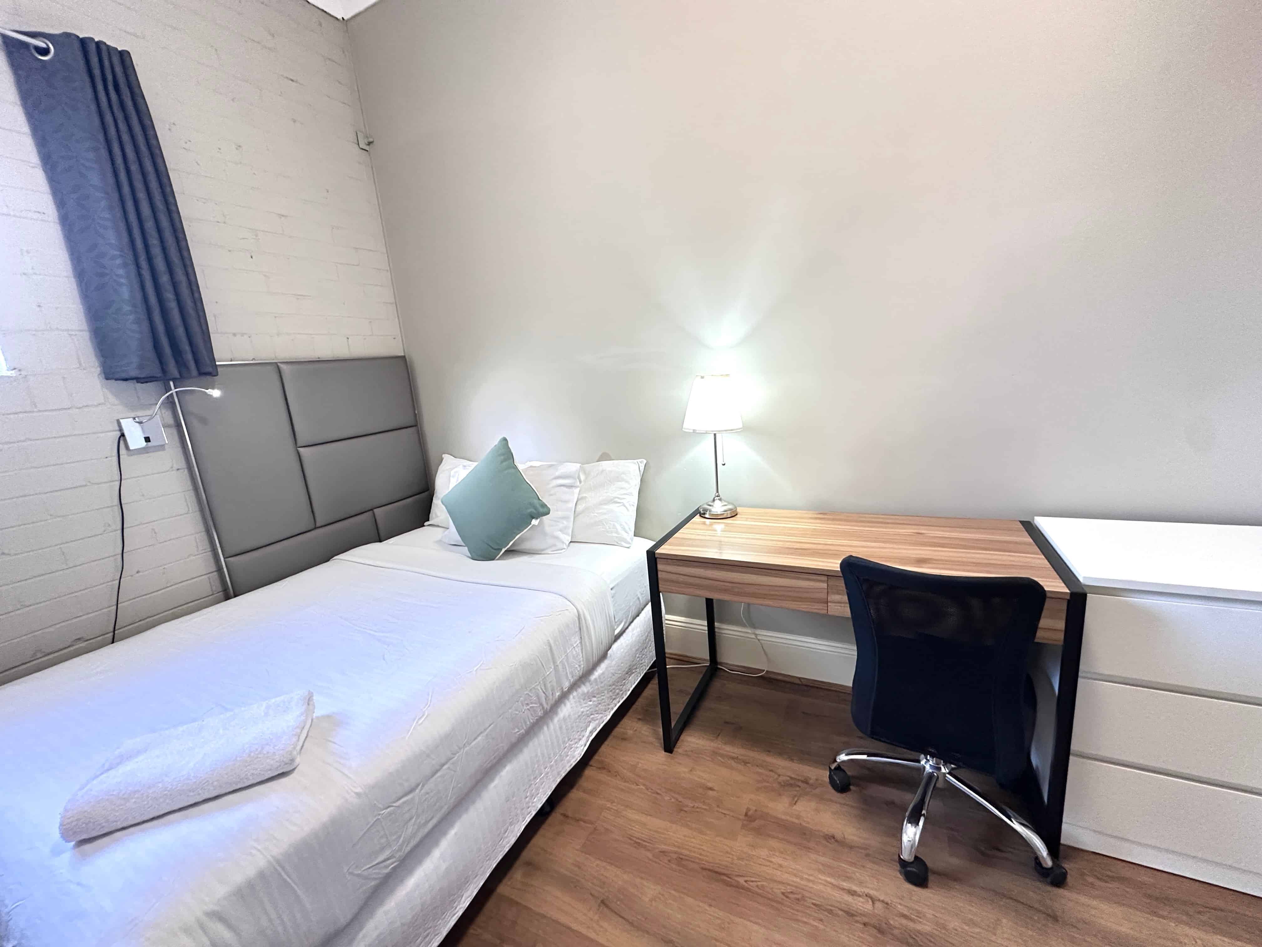 Kitchen?w=400&h=260&fit=crop&q=40&auto=format&trim=auto