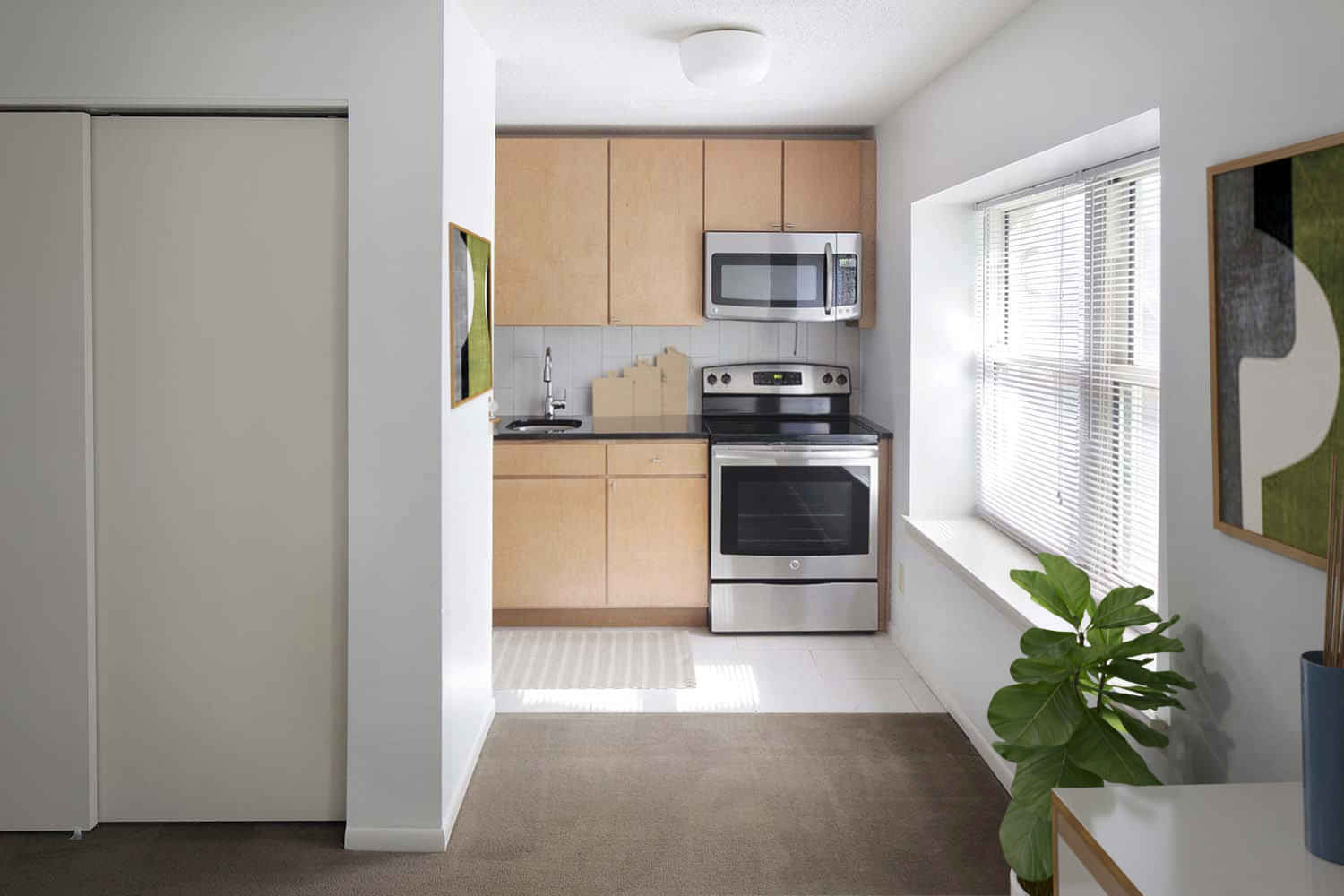 Room?w=400&h=260&fit=crop&q=40&auto=format&trim=auto