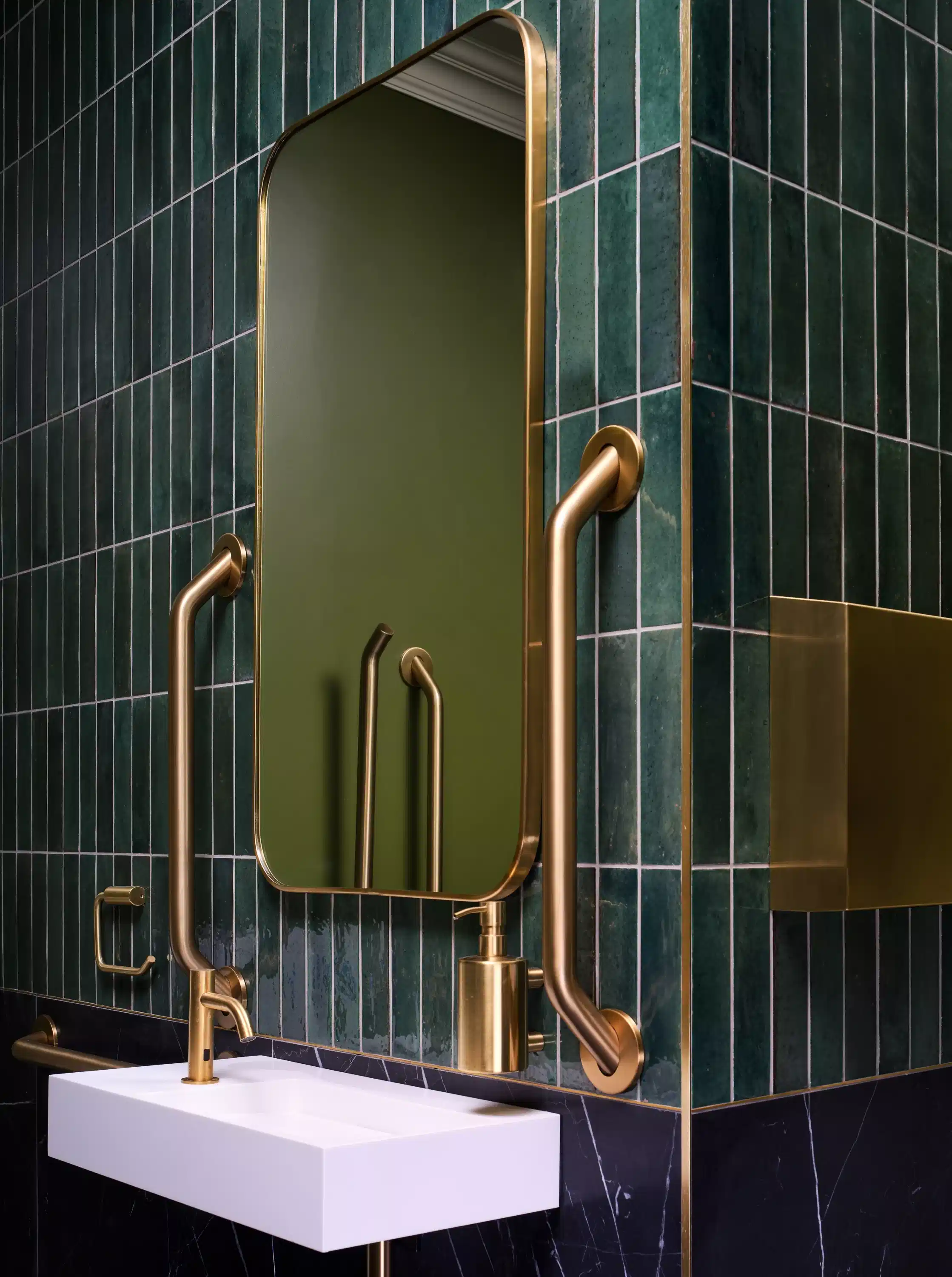 Exterior?w=400&h=260&fit=crop&q=40&auto=format&trim=auto