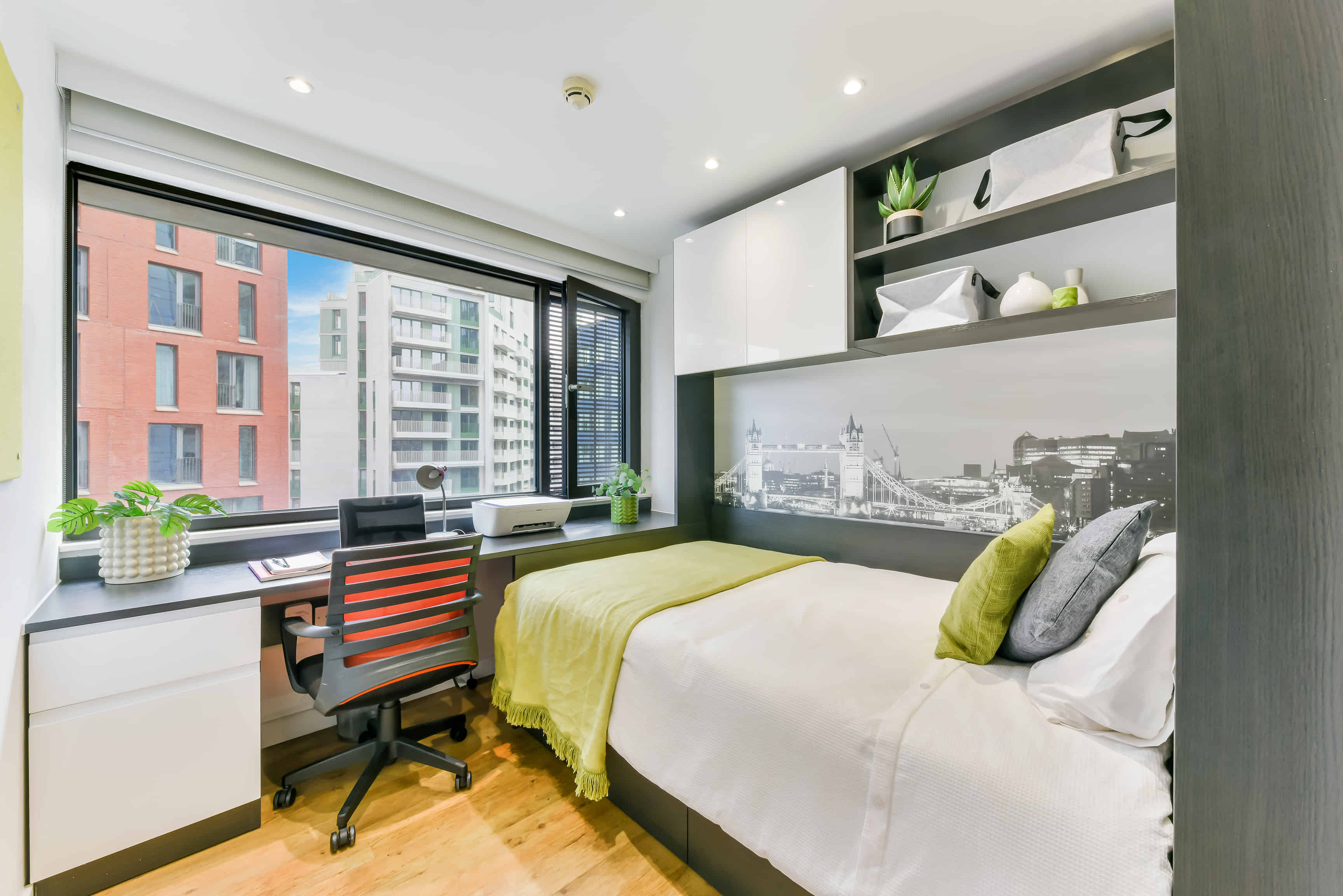 Exterior?w=400&h=260&fit=crop&q=40&auto=format&trim=auto