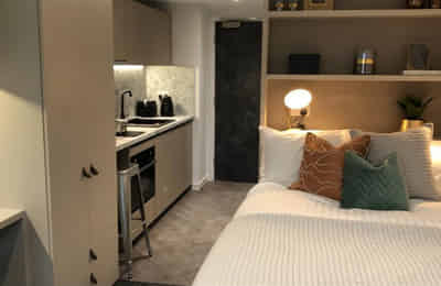 Bedroom?w=400&h=260&fit=crop&q=40&auto=format&trim=auto