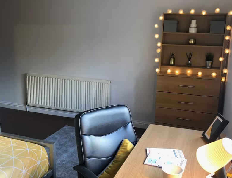 Bedroom?w=400&h=260&fit=crop&q=40&auto=format&trim=auto