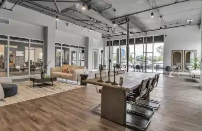 Common Area?w=400&h=260&fit=crop&q=40&auto=format&trim=auto