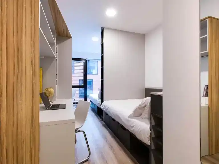 Room?w=400&h=260&fit=crop&q=40&auto=format&trim=auto