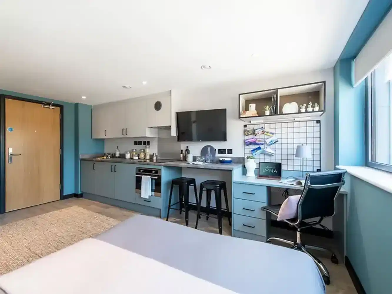 Exterior?w=400&h=260&fit=crop&q=40&auto=format&trim=auto