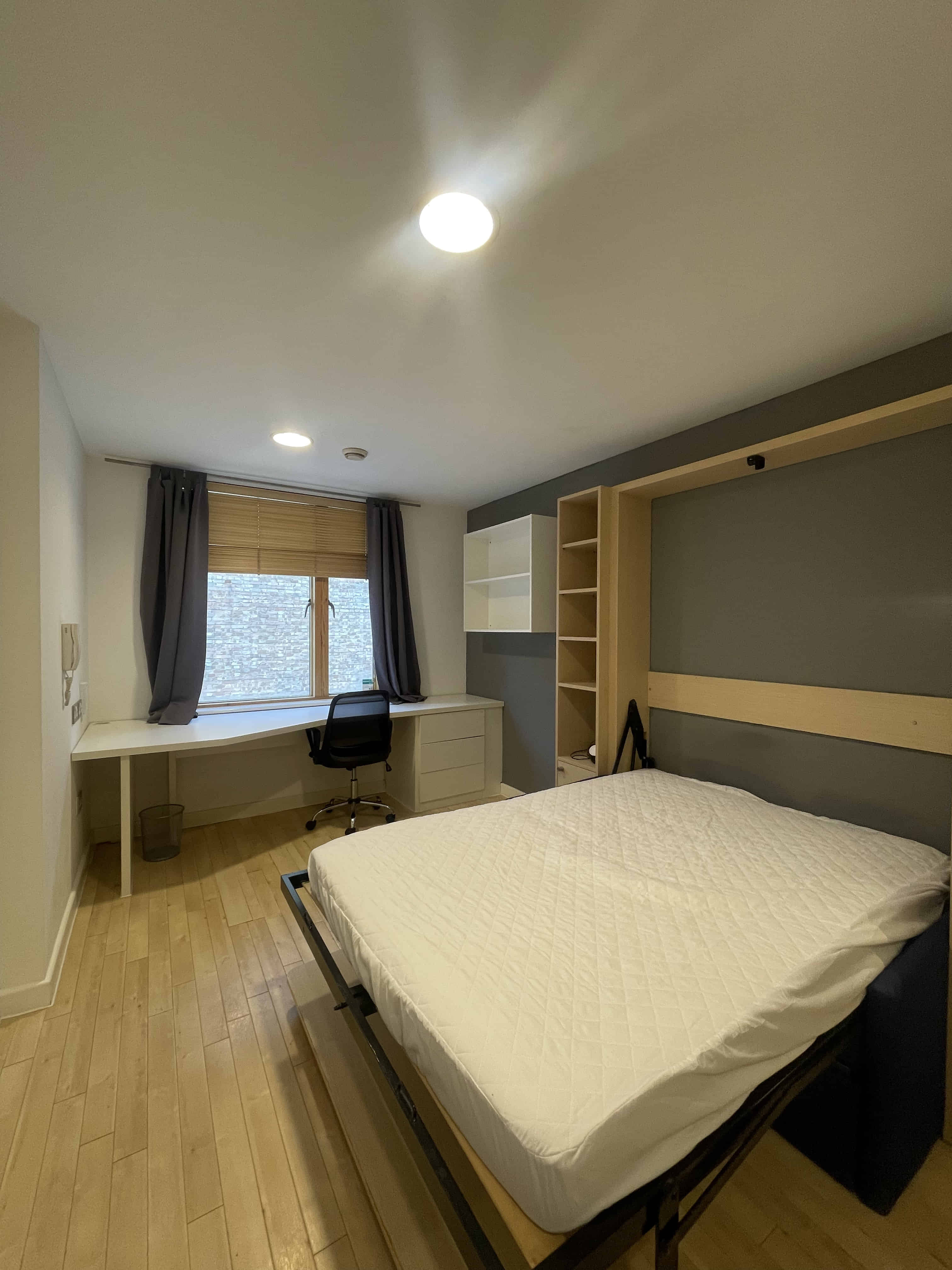 Bathroom?w=400&h=260&fit=crop&q=40&auto=format&trim=auto