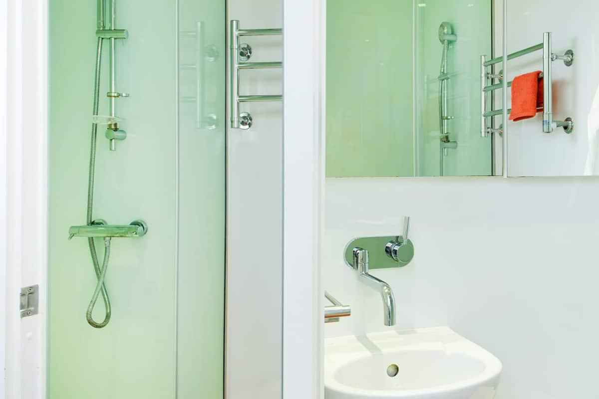 Bedroom?w=400&h=260&fit=crop&q=40&auto=format&trim=auto