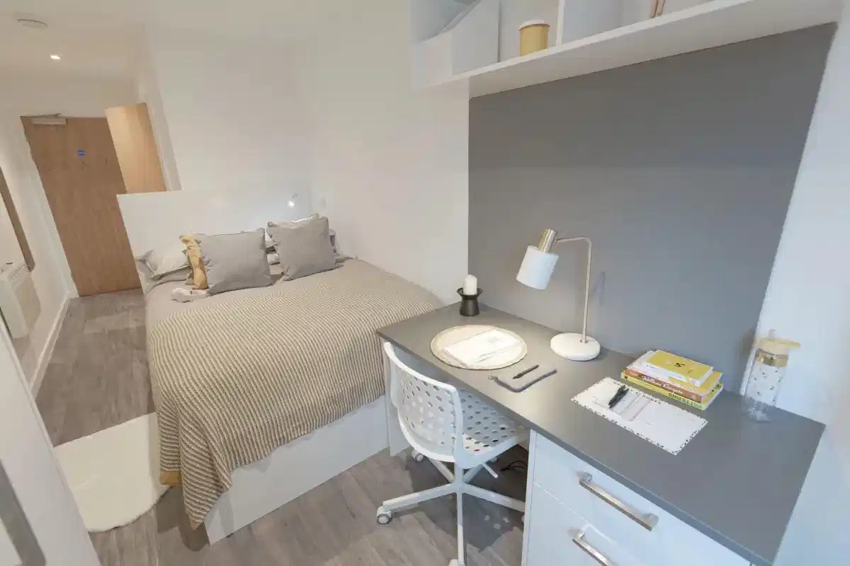 Common Area?w=400&h=260&fit=crop&q=40&auto=format&trim=auto