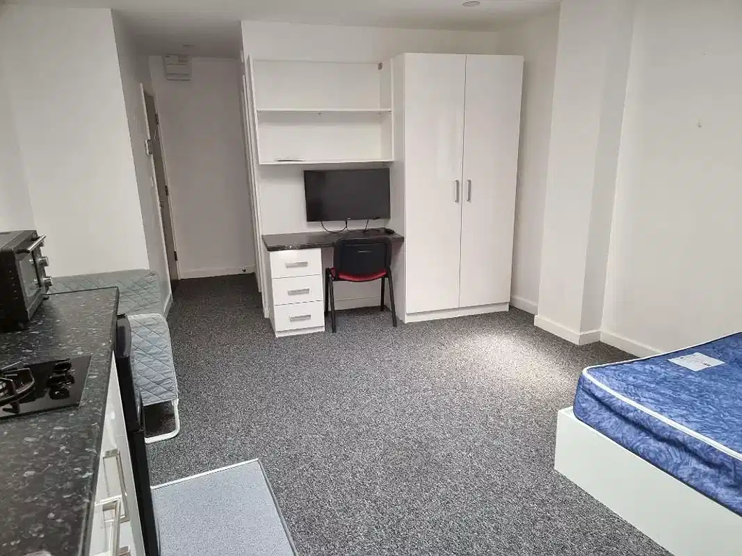 Common Area?w=400&h=260&fit=crop&q=40&auto=format&trim=auto