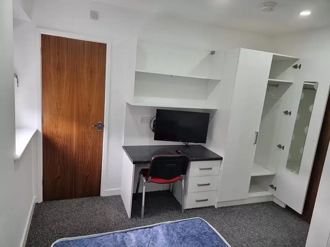 Common Area?w=400&h=260&fit=crop&q=40&auto=format&trim=auto